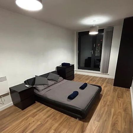 2 Bed Apartment Close To Station With Parking Londres Exterior foto