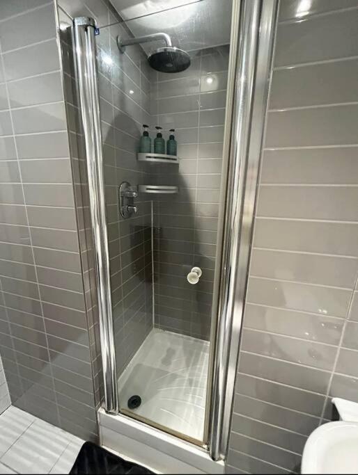 2 Bed Apartment Close To Station With Parking Londres Exterior foto